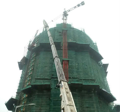 双鸭山市吊车在工地上作业